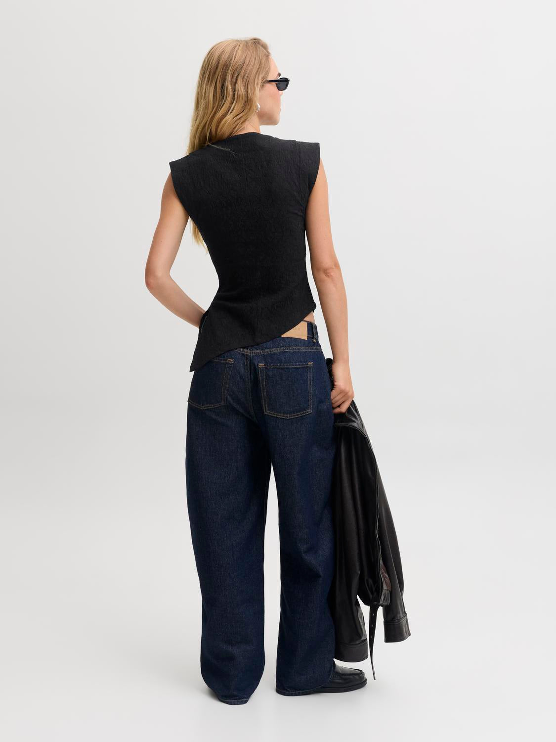 model_shot-back
